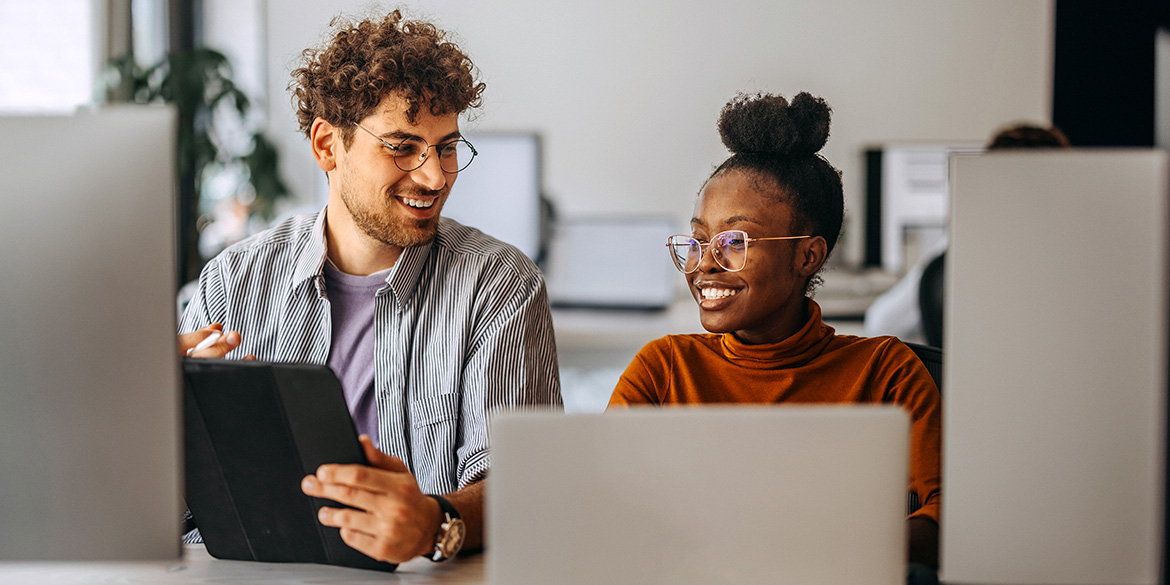 Un étudiant et une étudiante qui collaborent